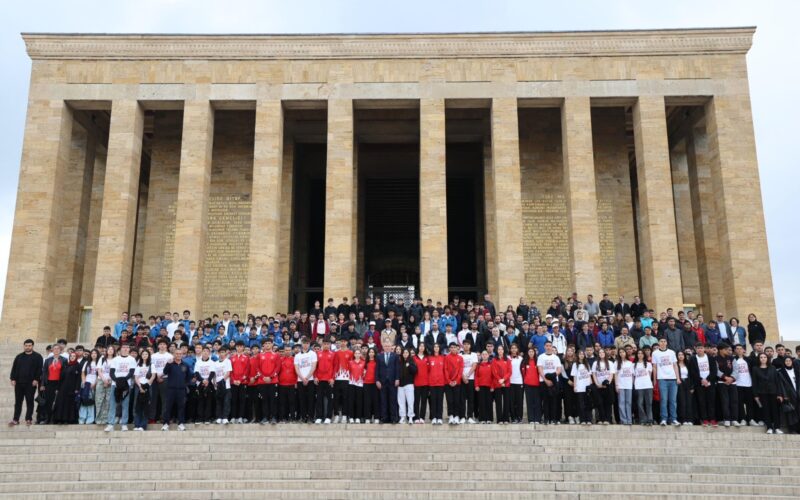 Bakan Bak ve Beraberindeki Heyetten Anıtkabir’e Ziyaret