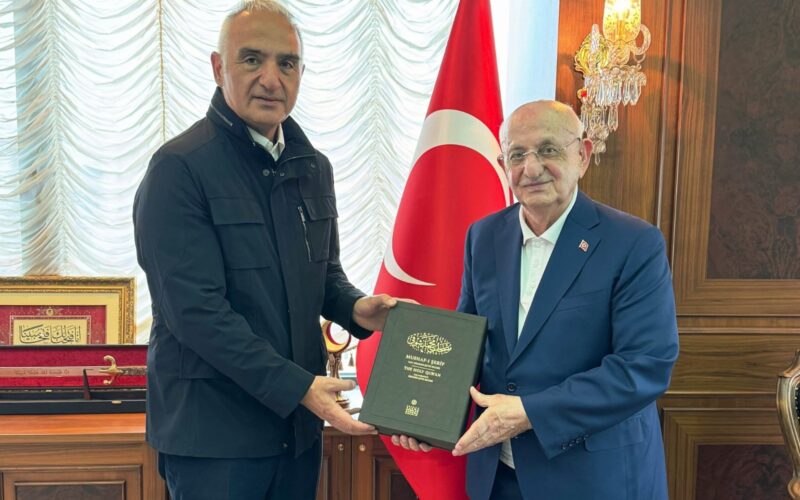 Bakan Ersoy’dan İsmail Kahraman’a Nezaket Ziyareti