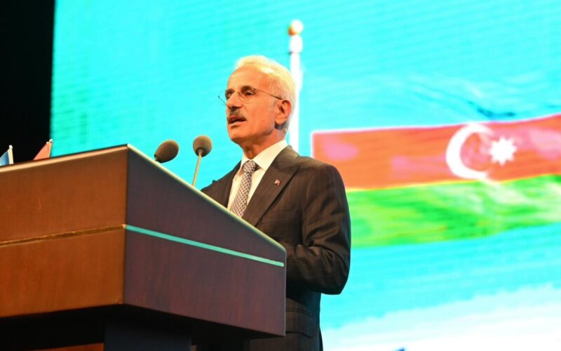 Ulaştırma ve Altyapı Bakanı Uraloğlu, Azerbaycan Cumhuriyeti Bağımsızlık ve Silahlı Kuvvetler Günü Programına Katıldı