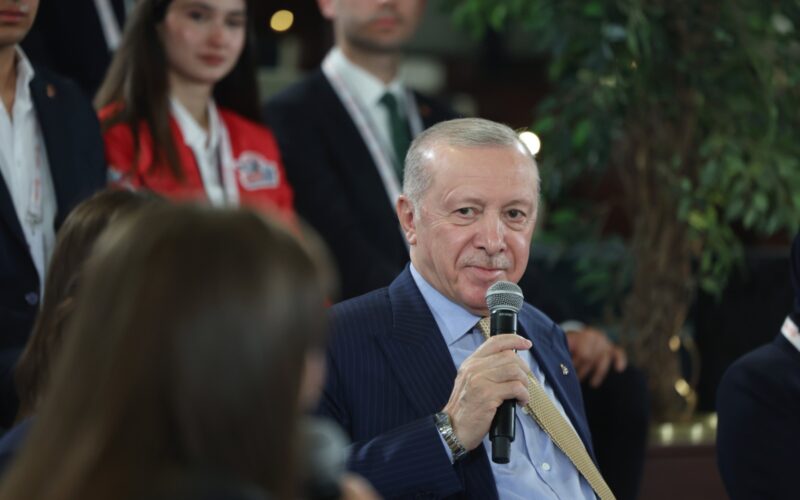 Cumhurbaşkanı Erdoğan Gençleri Milletin Evi’nde Ağırladı: “En Büyük Yatırımı Gençlerimize Yapmaya Kararlılıkla Devam Edeceğiz”