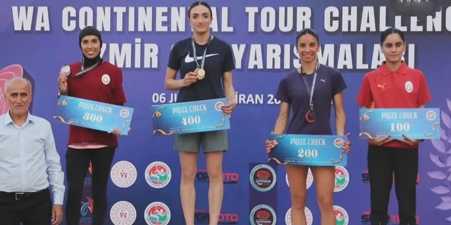 Karslı Milli Atlet Tuğba Toptaş İzmir’de Fırtına Gibi Esti: Çifte Şampiyonlukla Zirveye Yerleşti!