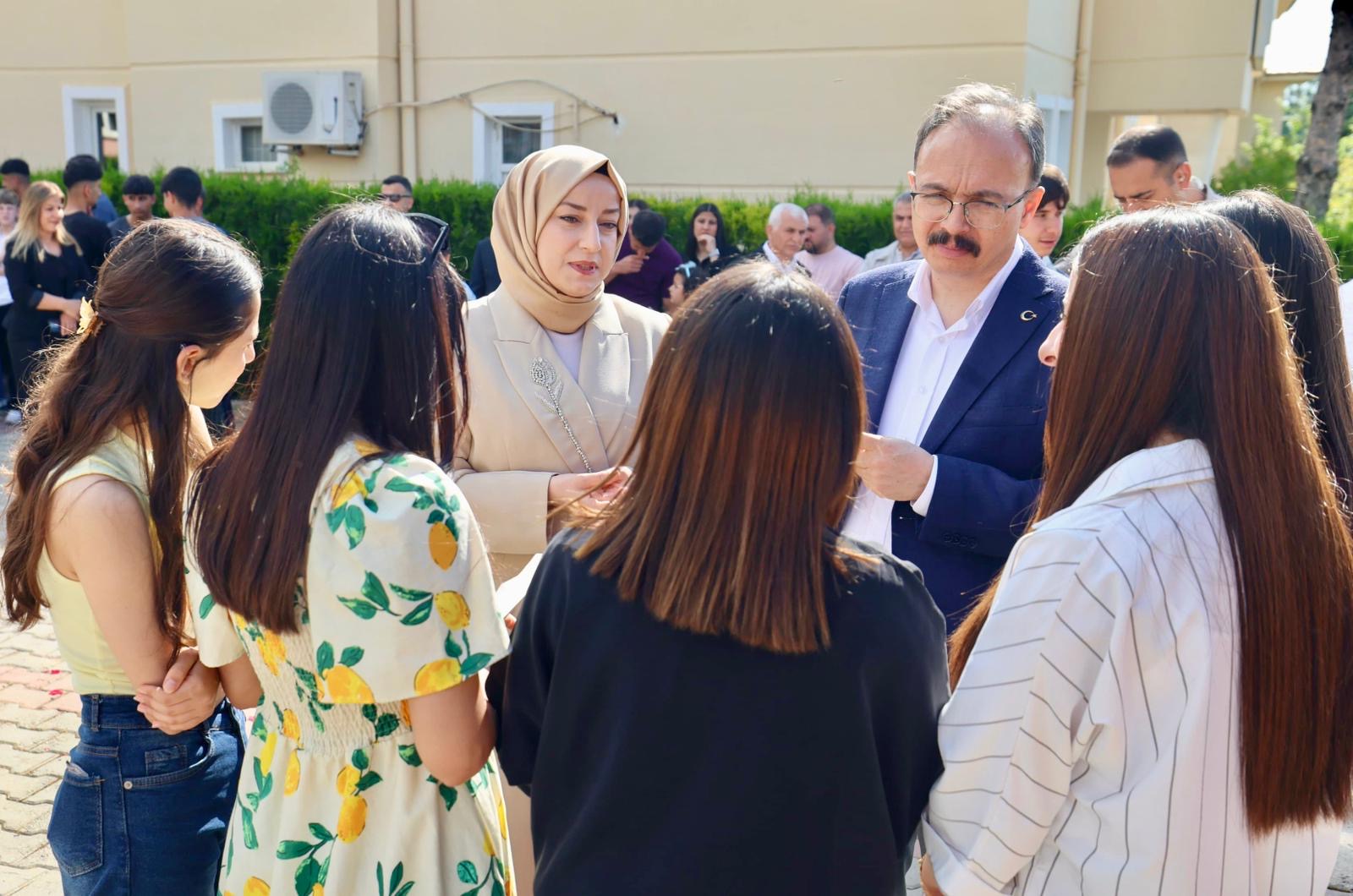 Vali Kızılkaya Bayram Namazı Sonrası Vatandaşlarla Bayramlaştı, Görev Başındaki Personeli Ziyaret Etti