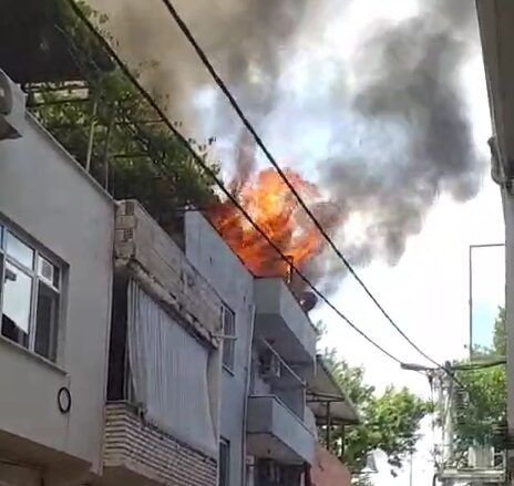 Bursa’da İki Katlı Binanın Çatısında Yangın Çıktı