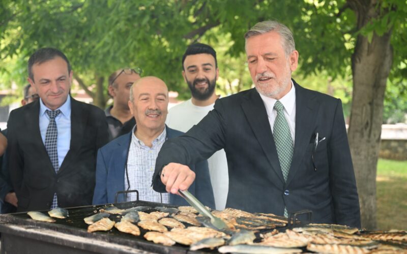 Bursa Balık Festivali’ne Yoğun İlgi: 3 Bin Balık Ekmek İkram Edildi