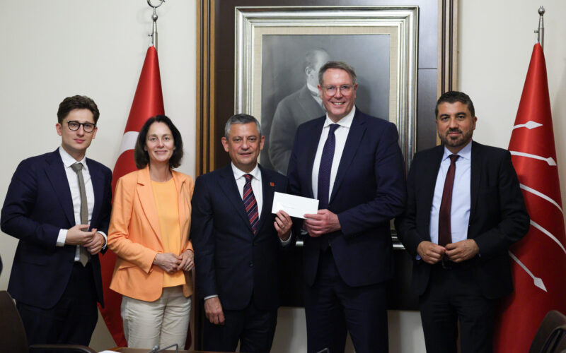 CHP Grup Başkanı Özgür Özel, Almanya Sosyal Demokrat Partisi Heyeti ile TBMM’de Bir Araya Geldi