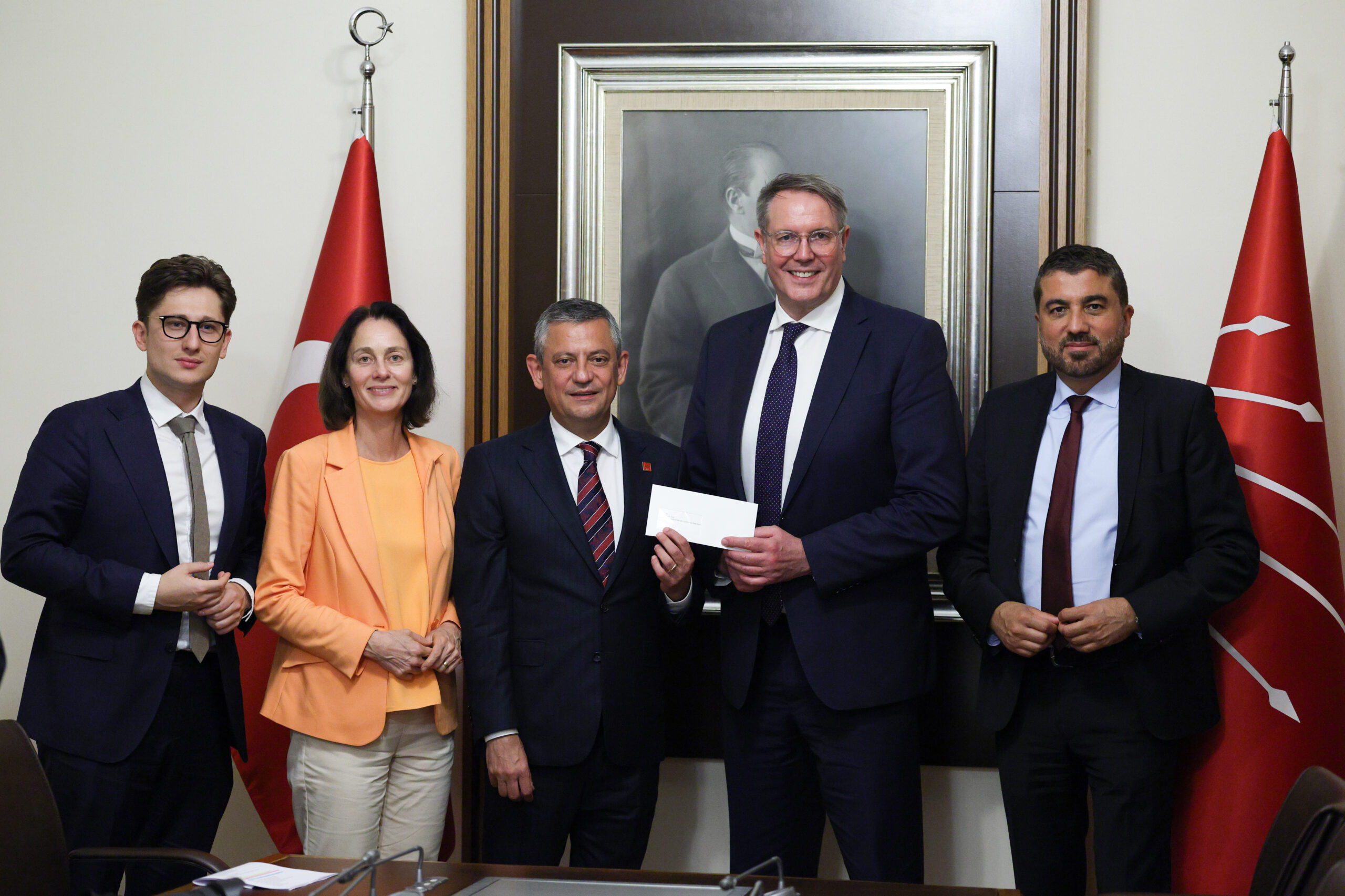 CHP Grup Başkanı Özgür Özel, Almanya Sosyal Demokrat Partisi Heyeti ile TBMM’de Bir Araya Geldi