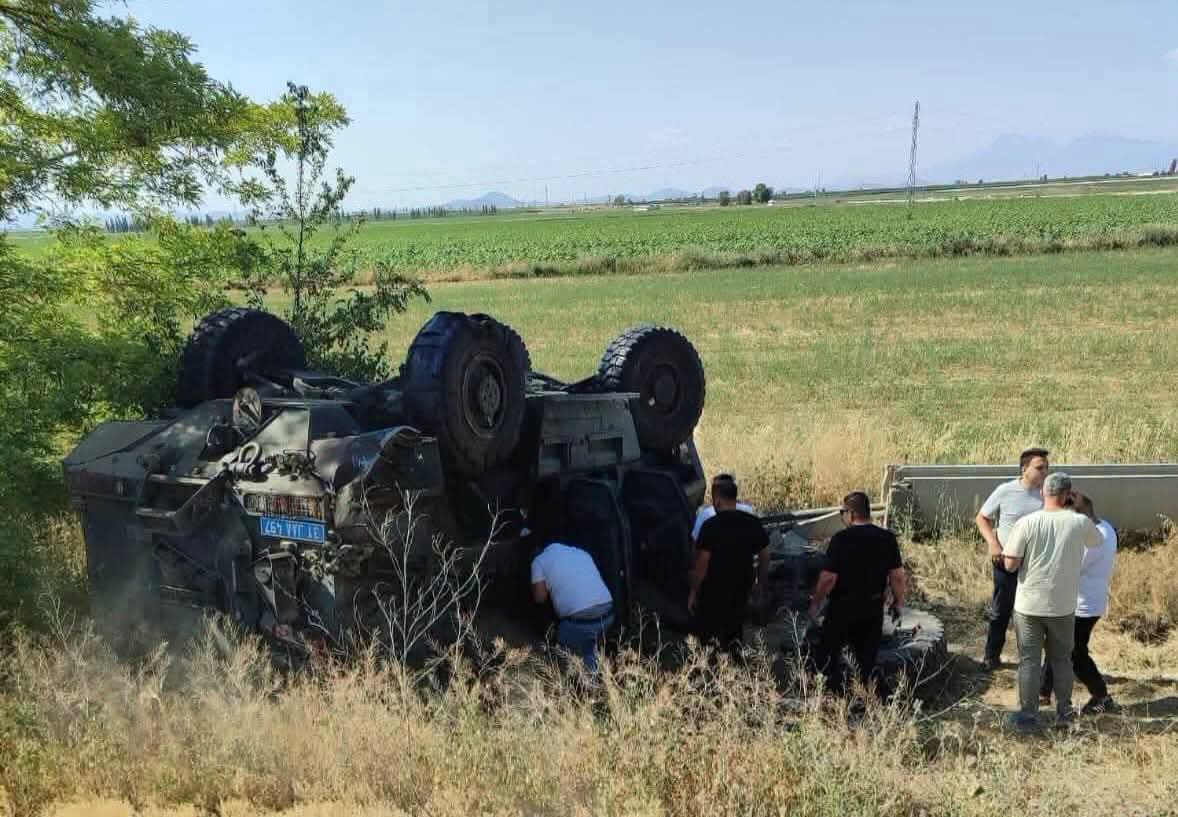 Askeri araç devrildi, Mehmetçikler yaralandı