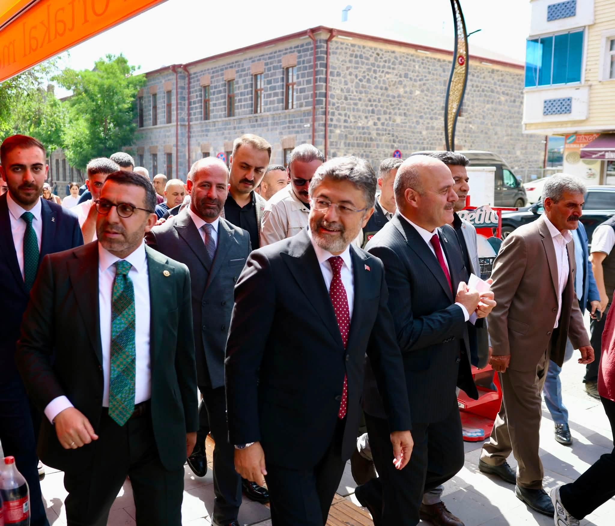 Tarım ve Orman Bakanı İbrahim Yumaklı, Kars’ta Esnafla Buluştu