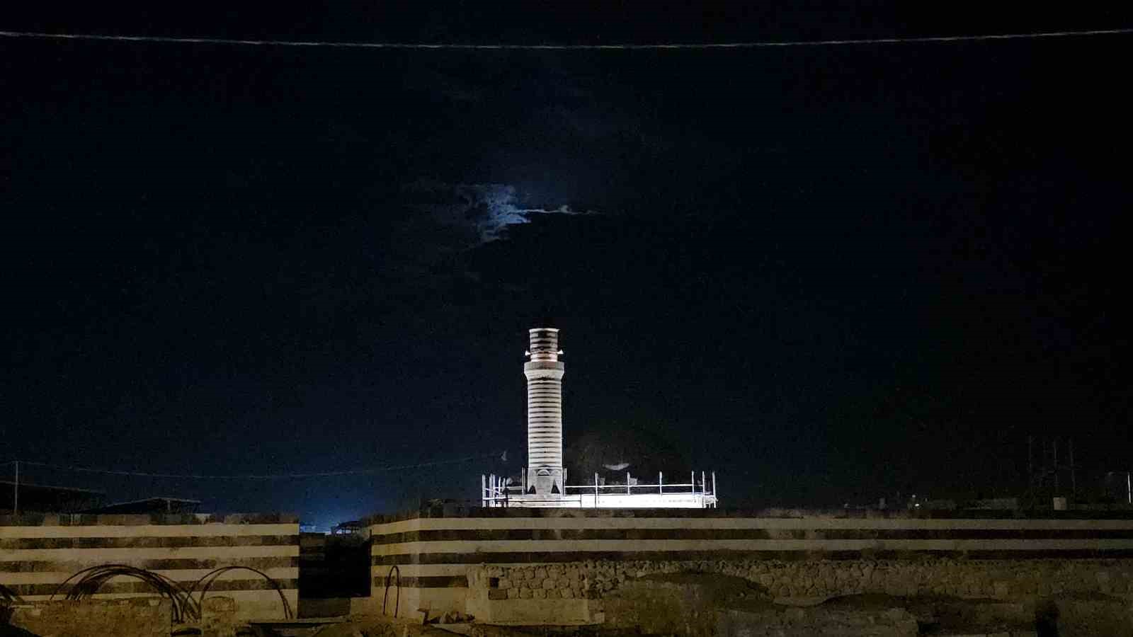 Ay ve Satürn Van semalarında aynı karede buluştu