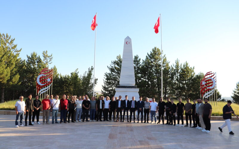 Sivas’ta “çerçeve yasa” tepkisi: Şehitliklere karanfil bıraktılar
