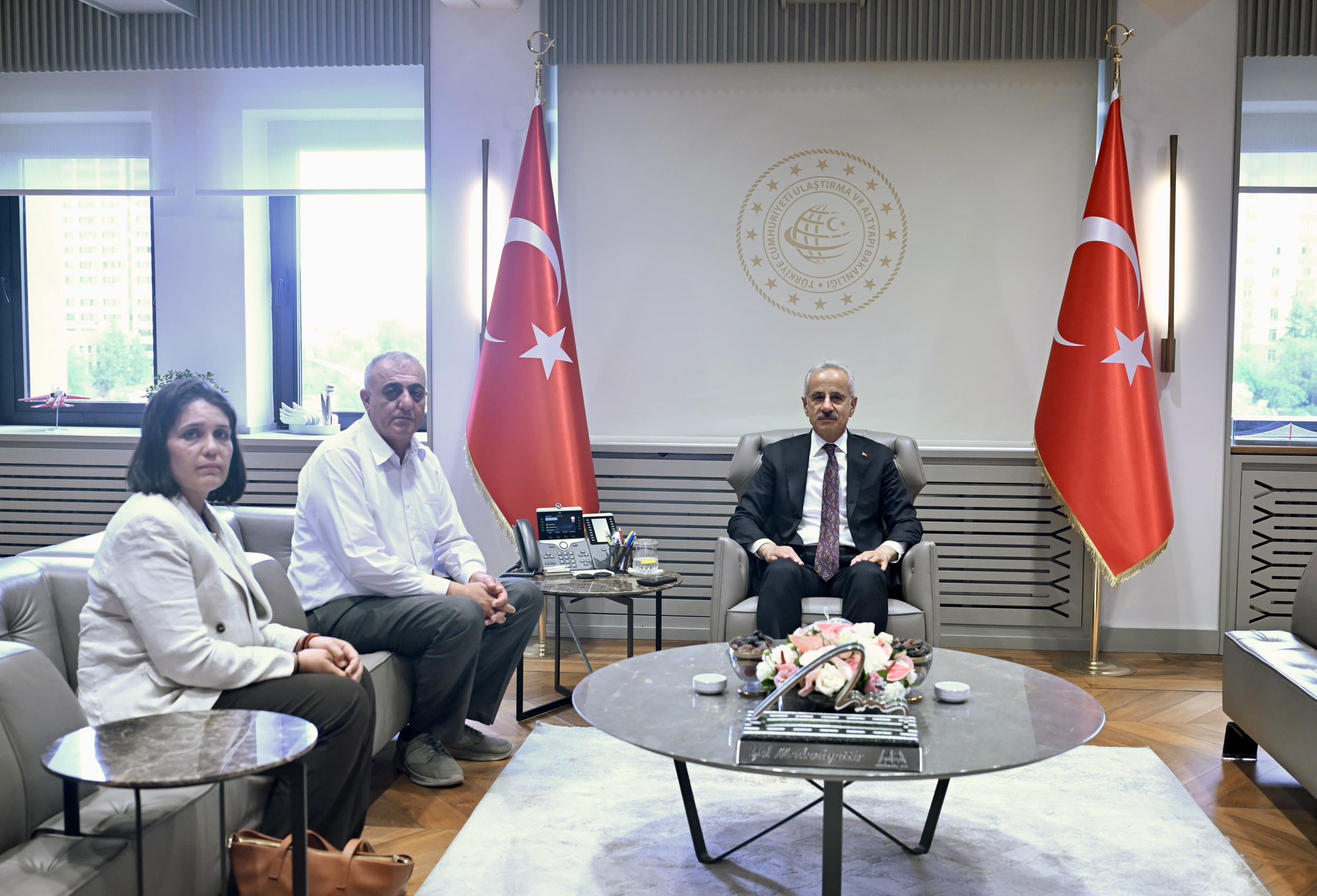 Bakan Uraloğlu Acılı Aileyi Bakanlıkta Kabul Etti