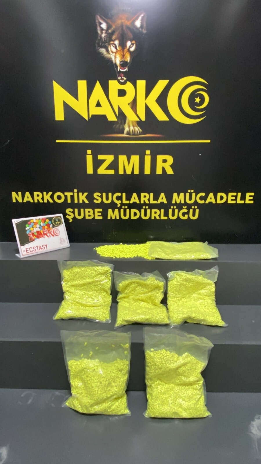 İzmir’de Dev Uyuşturucu Operasyonu: Çantasından Binlerce Ecstasy Çıkan Şüpheli Tutuklandı