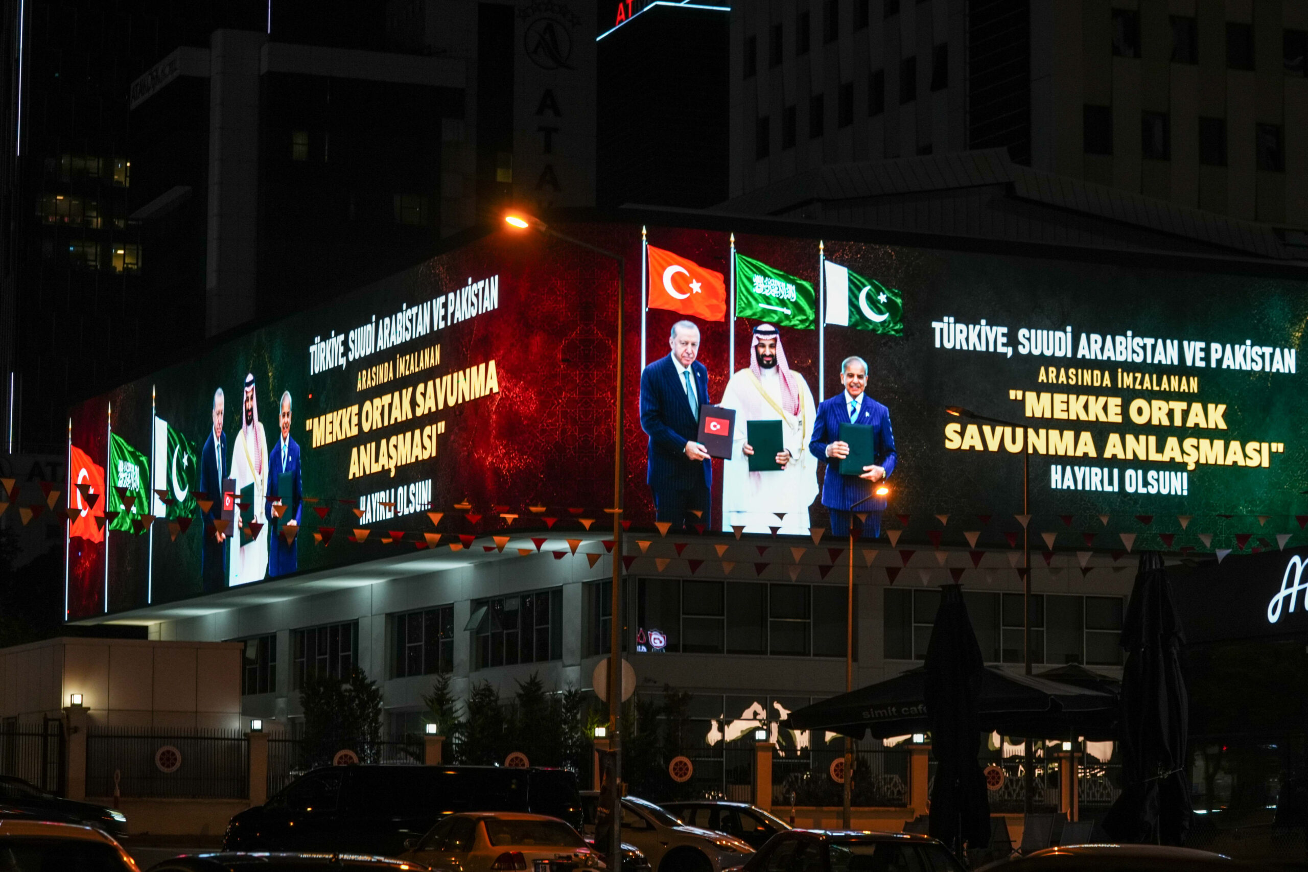 Mekke Ortak Savunma Anlaşması İçin Simge Yapılarda İletişim Kampanyası