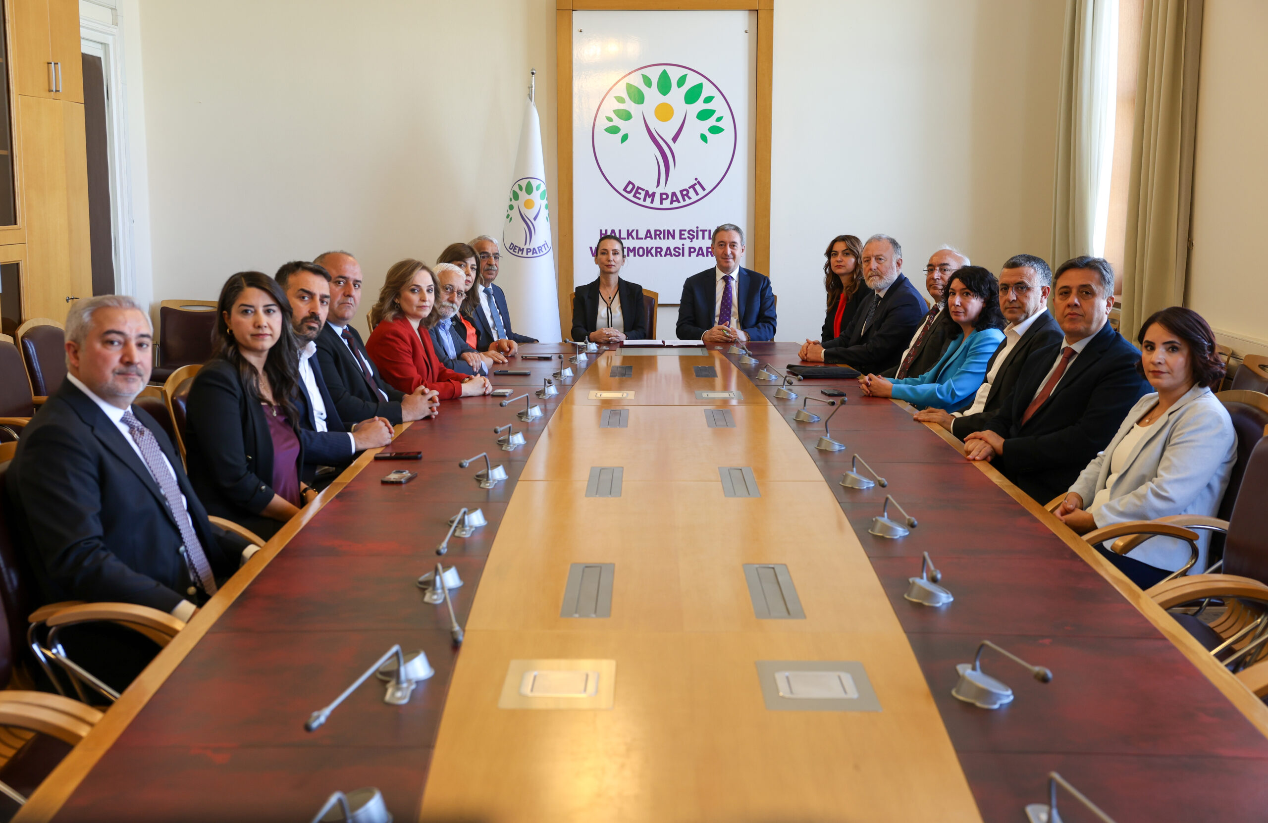 DEM Parti Eş Genel Başkanları ‘Çerçeve Yasa’ Teklifini İmzaladı