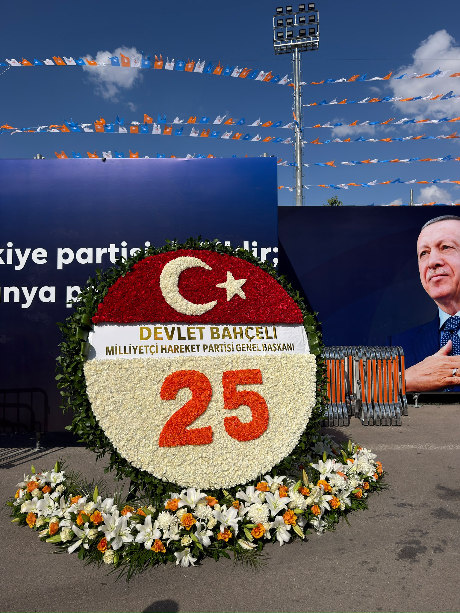 MHP Lideri Bahçeli’den AK Parti’nin 25. Kuruluş Yıl Dönümüne Özel Tebrik Çelengi