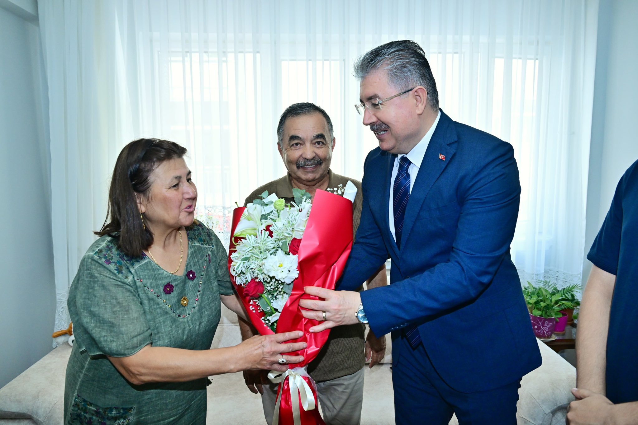 Vali Dr. Erdinç Yılmaz’dan Şehit Sözleşmeli Er Caner Ülüğ’ün Ailesine Taziye Ziyareti