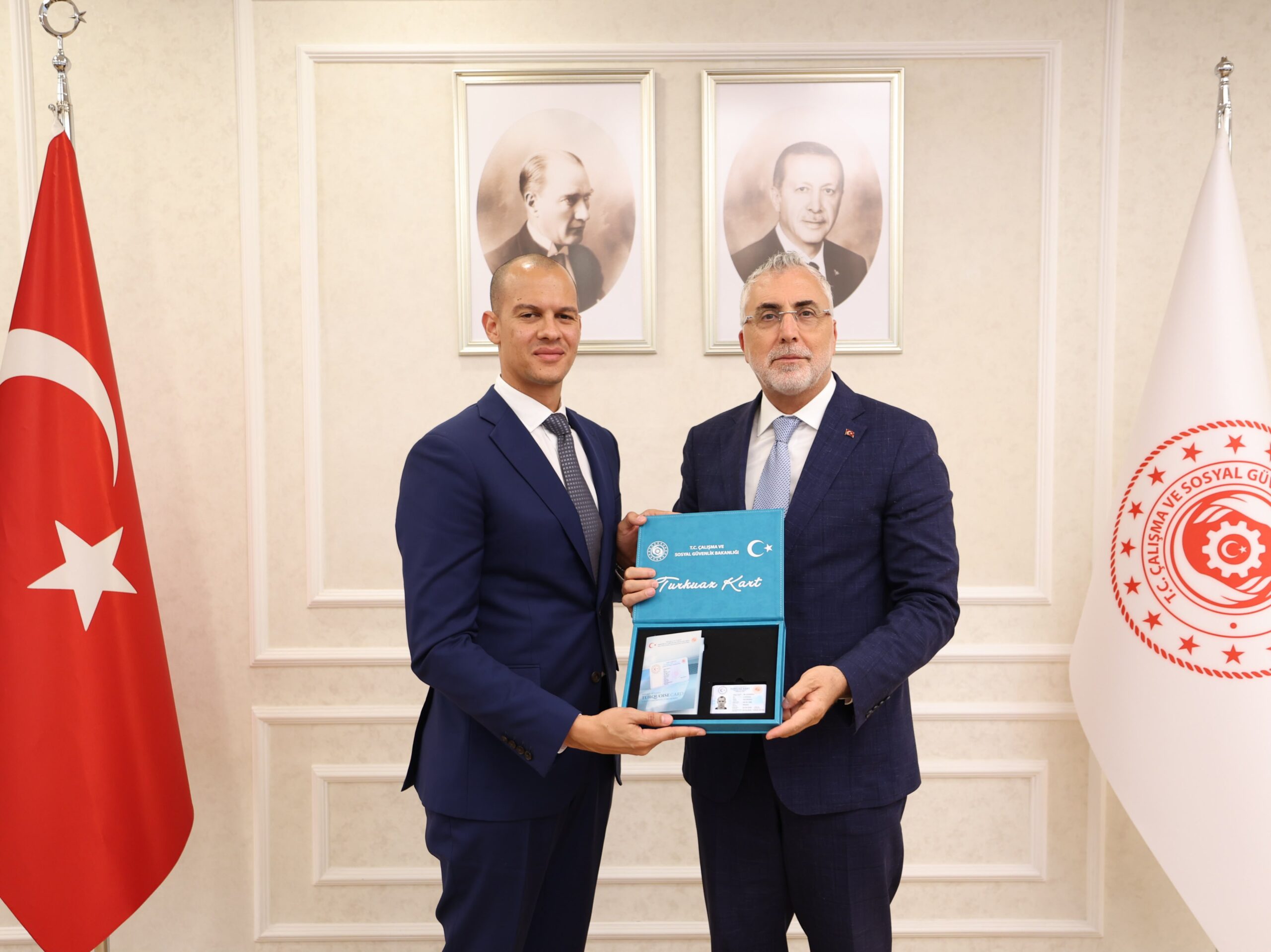 Bakan Işıkhan Uber Türkiye Genel Müdürüne Turkuaz Kart Teslim Etti