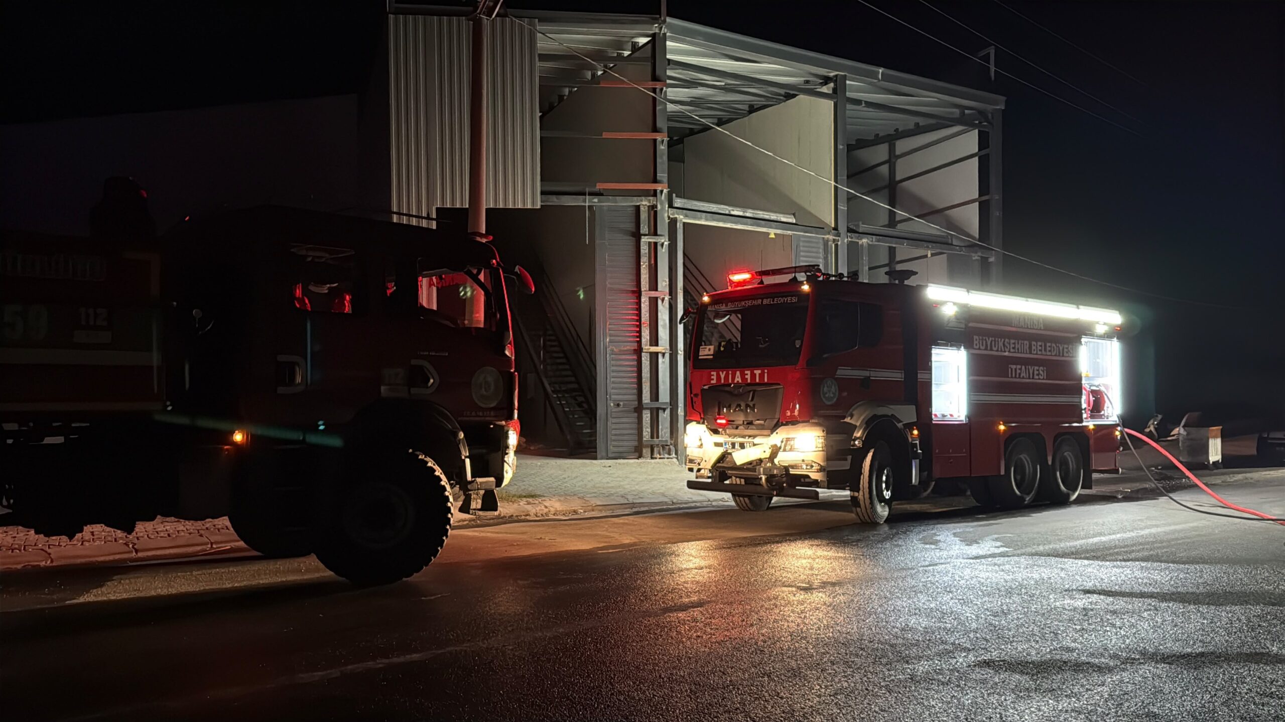 Turgutlu’da palet fabrikasında yangın: Ekipler müdahale etti