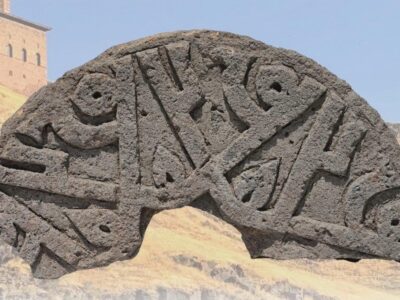 Ani Ören Yeri’nde Kufi Hat Sanatıyla İşlenmiş Tarihi Taş Gün Yüzüne Çıkarıldı