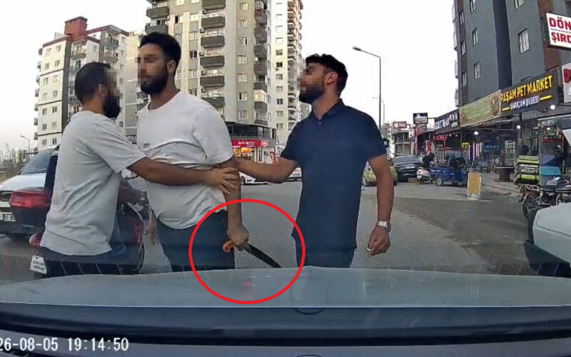 Adana’da Yol Verme Tartışması Kavgaya Dönüştü: Testereyle Saldırı Kamerada