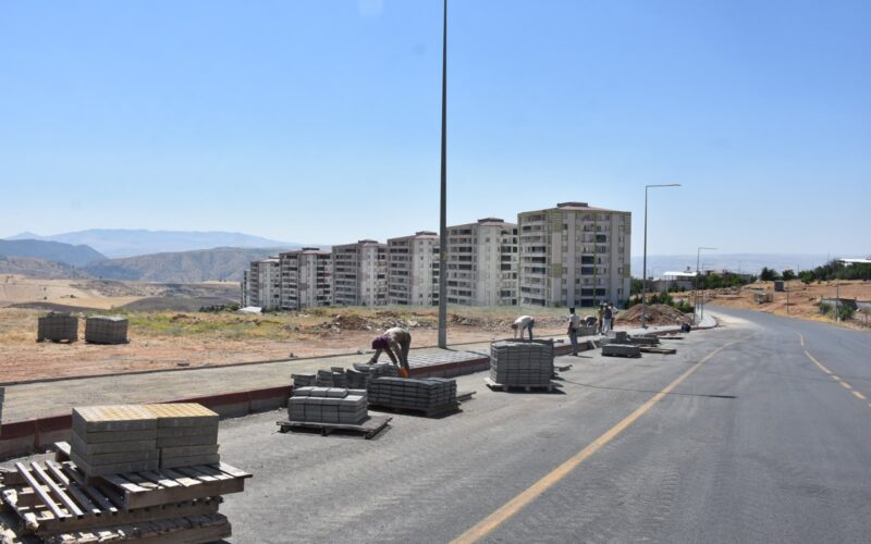 Siirt’te Kaldırım Çalışmaları Aralıksız Sürüyor: Mahalleler Modern Görünüme Kavuşuyor
