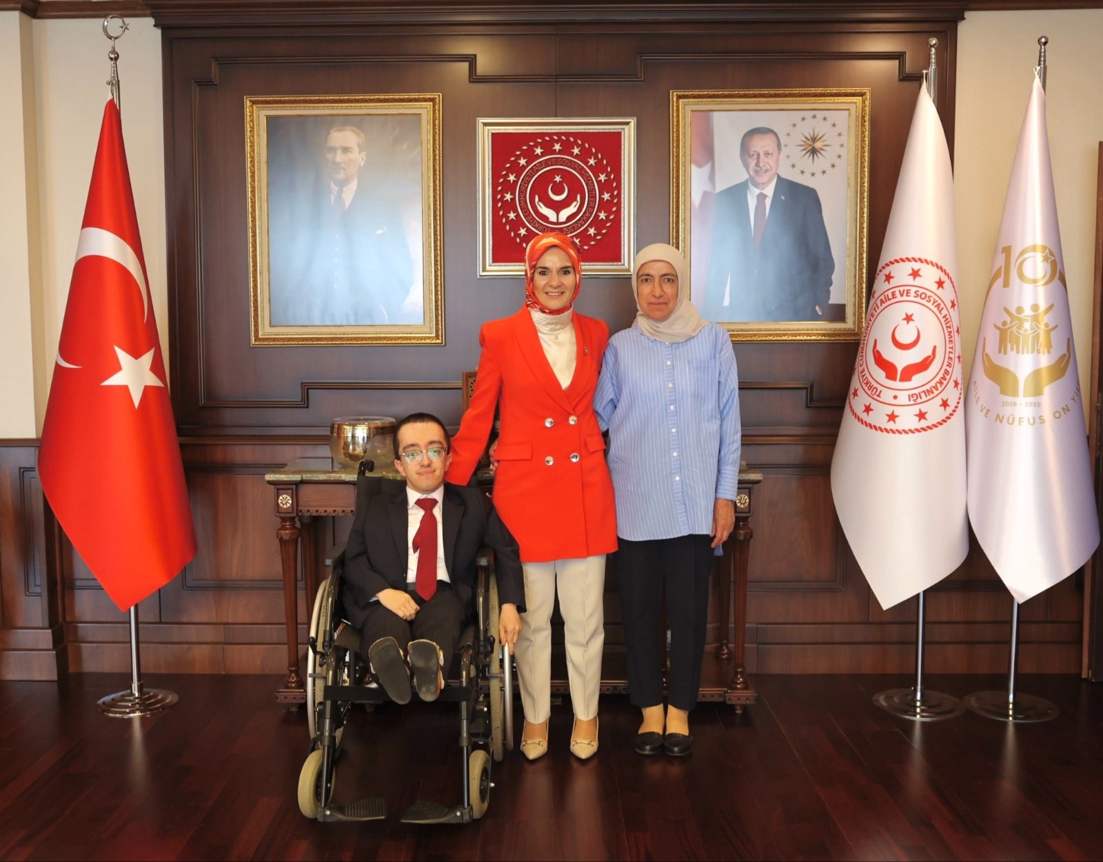 Bakan Göktaş Cam Kemik Hastası Doktor Hamza Mesut Ağır Ve Annesini Ağırladı