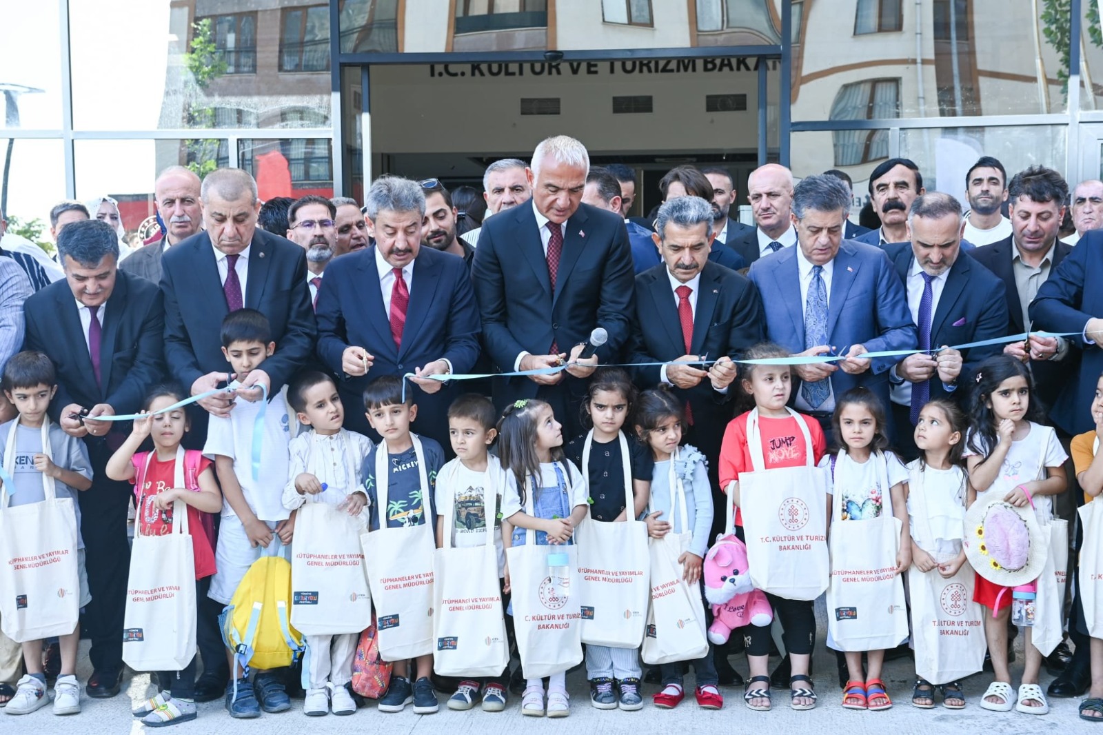 Kültür ve Turizm Bakanı Mehmet Nuri Ersoy Şırnak İl Halk Kütüphanesini Hizmete Açtı