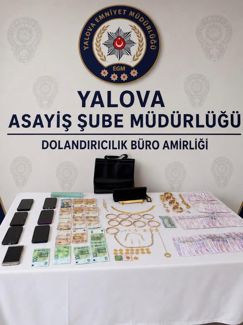 Kendilerini Polis Ve Savcı Olarak Tanıtan Dolandırıcılara Operasyon: 4,5 Milyon TL Değerindeki Ziynet Eşyası Ve Döviz Ele Geçirildi