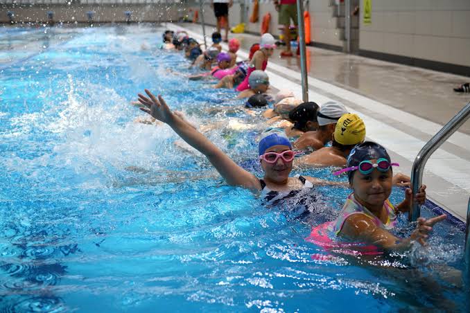 Yüzme havuzunda geleceğin sporcuları yetişiyor