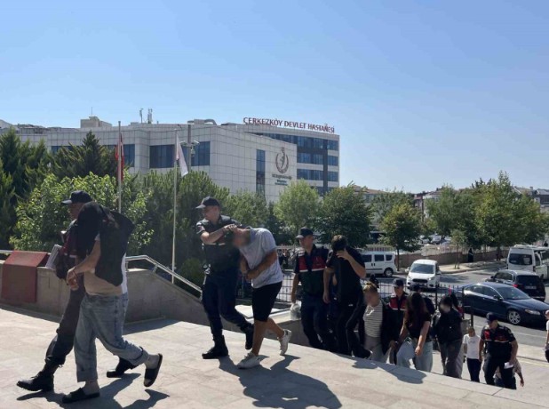 Ormanda Zorla Kadın Kıyafeti Giydirip Şantaj Yaptılar: 6 Gözaltı